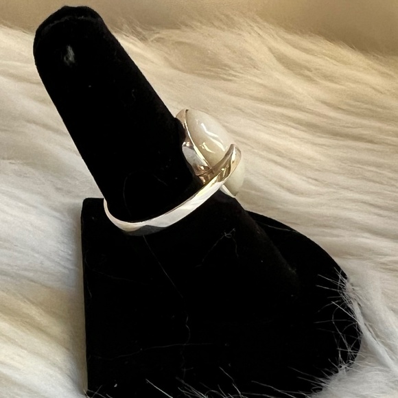 Mother of Pearl and 925 Sterling Silver Ring - Size 7 - Picture 2 of 3